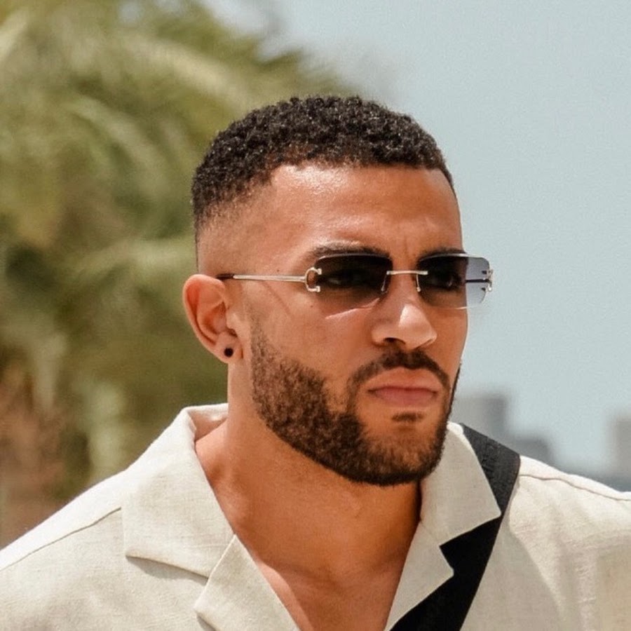 Successful e-commerce business owner using DropNext fulfillment services